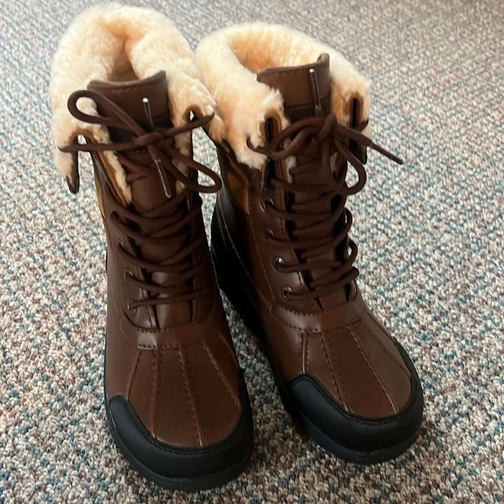 UGG Butte ll CWR Boots new without box size 3Y